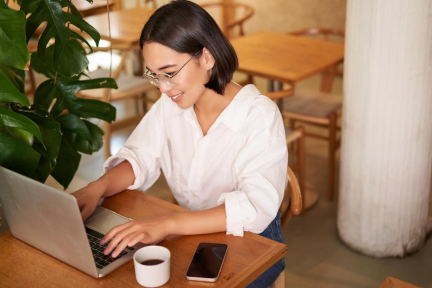 Équipe en session de création de contenu pédagogique